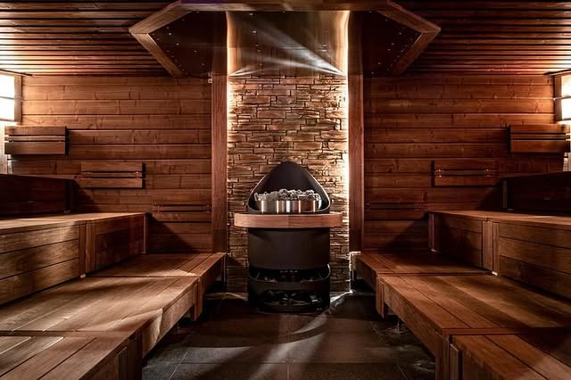 Hochwertige Sauna im Mauritius Hotel & Therme Köln mit stilvoller Holzverkleidung und Aufgussstein