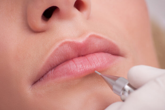 Permanent Make-up Behandlung der Lippenkontur in Nahaufnahme