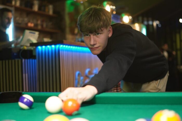 Junge spielt konzentriert Billard in der Q8 Sportslounge Mainz