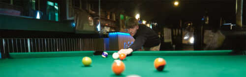 Billiard mit 2 Cocktails und Nachos