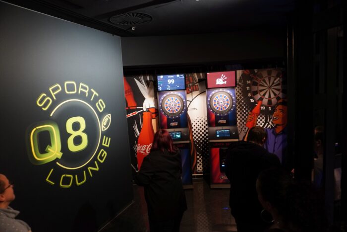 Gäste beim Dartspielen in der Q8 Sportslounge in Mainz
