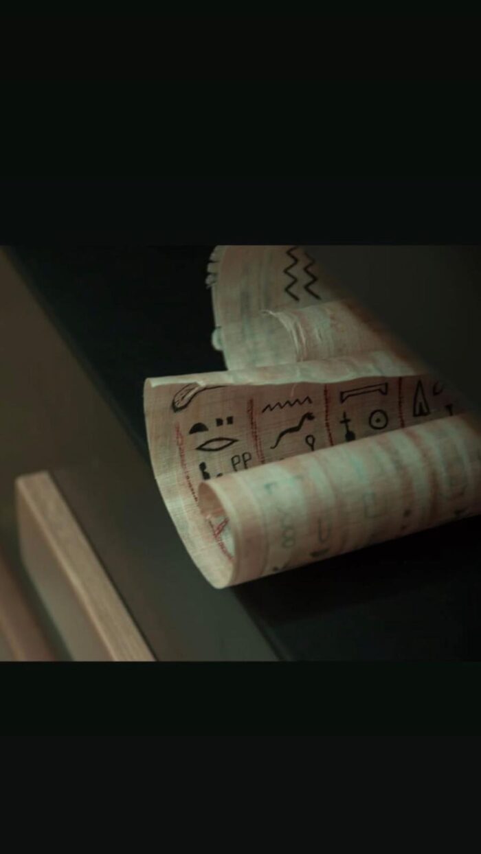 Alte Schriftrolle mit ägyptischen Hieroglyphen, Teil des Escape Rooms „Geheimnis des Pharao“