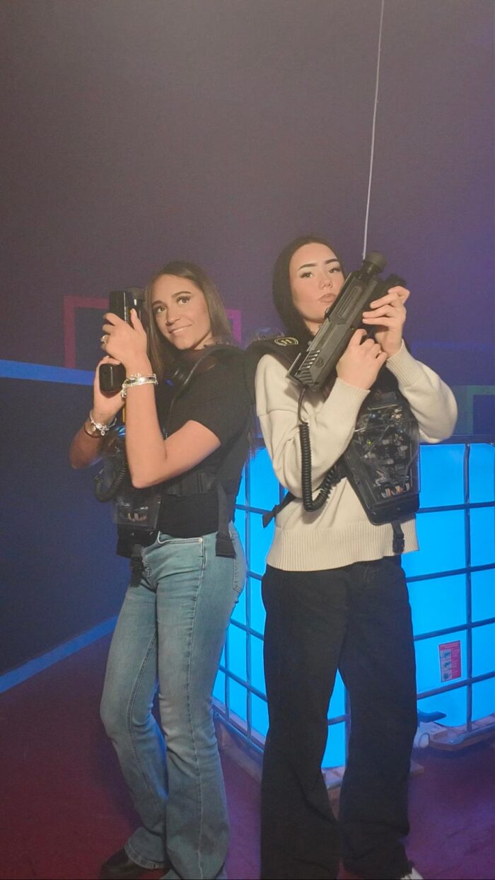 Zwei Frauen in Lasertag-Westen und mit Lasertag-Pistolen in der Shangrila Schwelm Arena