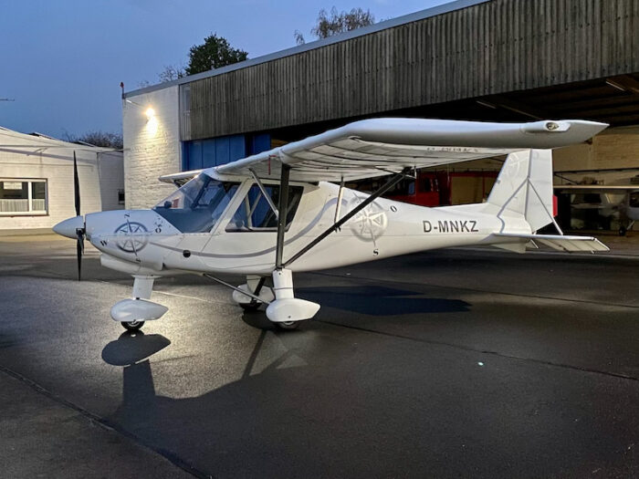 Ultraleichtflugzeug vor dem Hangar bei Startbahnzwo6 in Bottrop am Abend