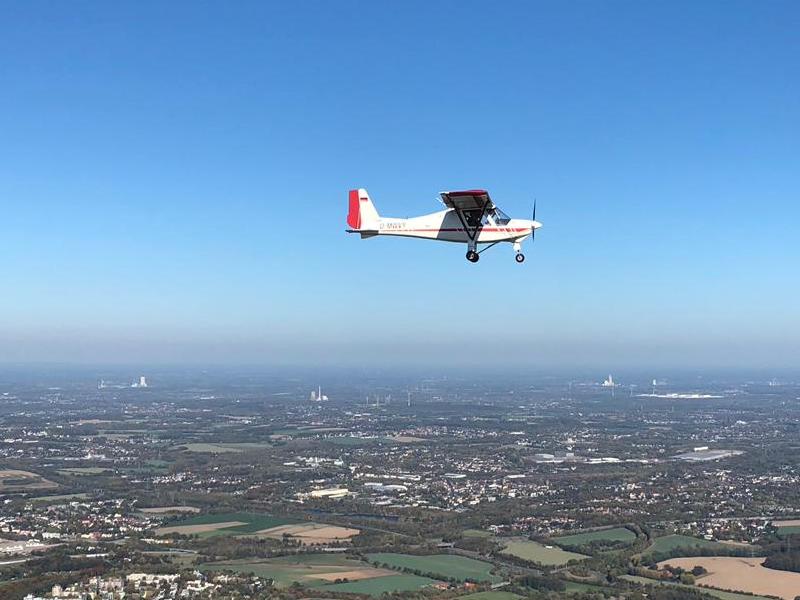 Ultraleichtflugzeug von Startbahnzwo6 Bottrop im Flug über dem Ruhrgebiet
