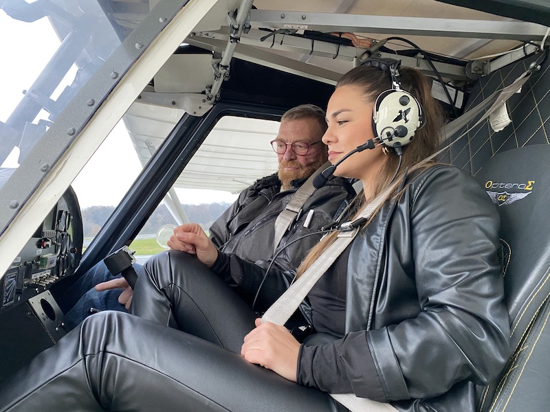 Frau mit Headset im Cockpit eines Ultraleichtflugzeugs bei Startbahnzwo6 Bottrop