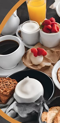 Brunch mit Kaffee, Gebäck, Beeren und Sahne in der Gaststätte Zum Anpfiff Bochum
