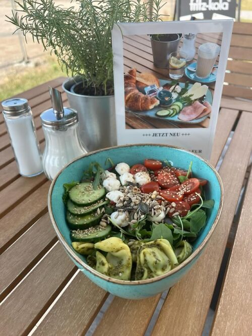  Frische grüne Bowl mit Gurke, Tomaten, Mozzarella und Kernen im 51 Grad Café Bochum