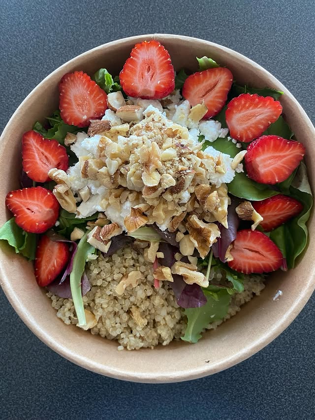 Gesunde Superfood-Bowl mit Erdbeeren, Quinoa, Nüssen und Salat im 51 Grad Café Bochum