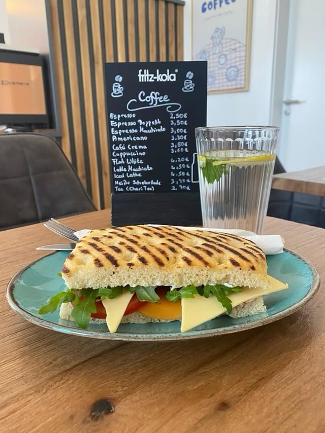 Frisch belegte Focaccia mit Käse, Salat und Gemüse im 51 Grad Café in Bochum