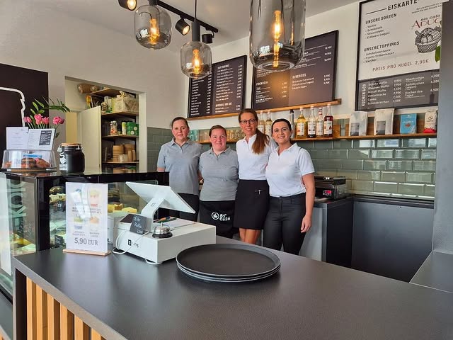 Das freundliche Team des 51 Grad Café Bochum hinter dem Tresen