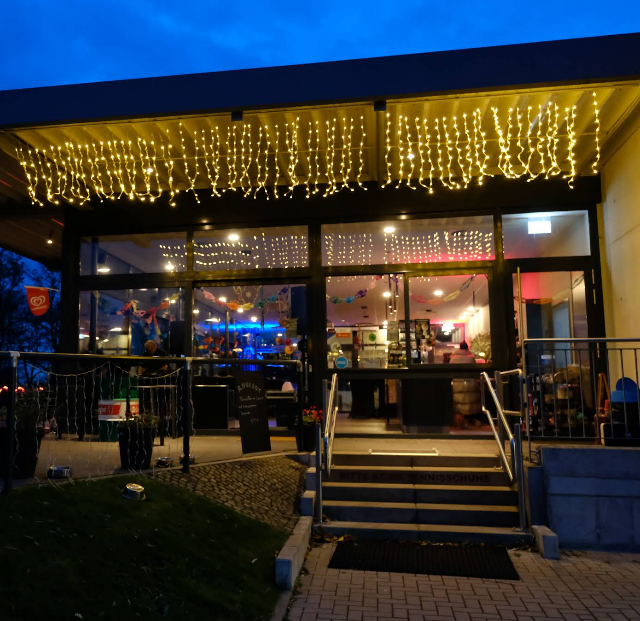 Einladender Eingangsbereich von Buonissimo Krefeld am Abend mit stimmungsvoller Beleuchtung