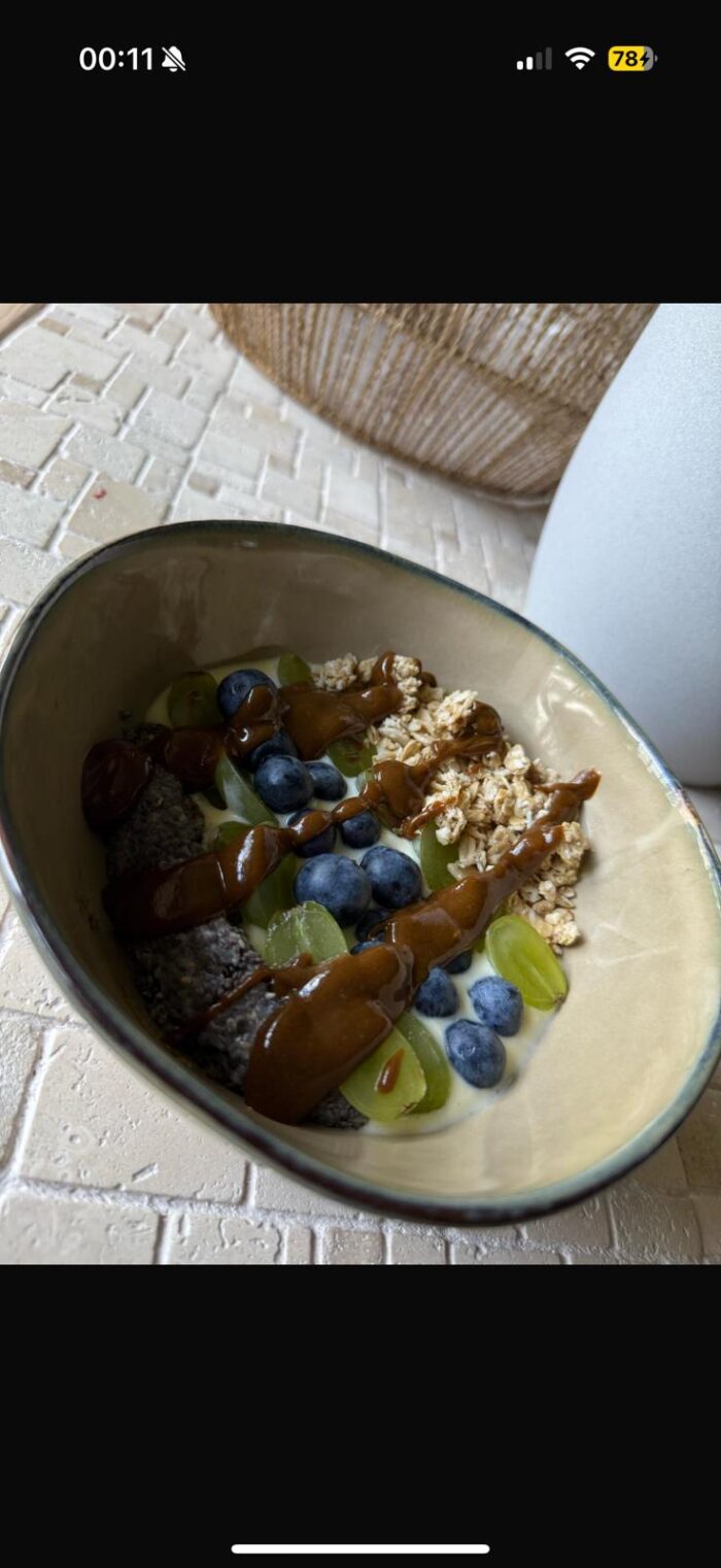 Frühstücksbowl mit frischen Früchten, Toppings und Granola im Nika Café Dortmund