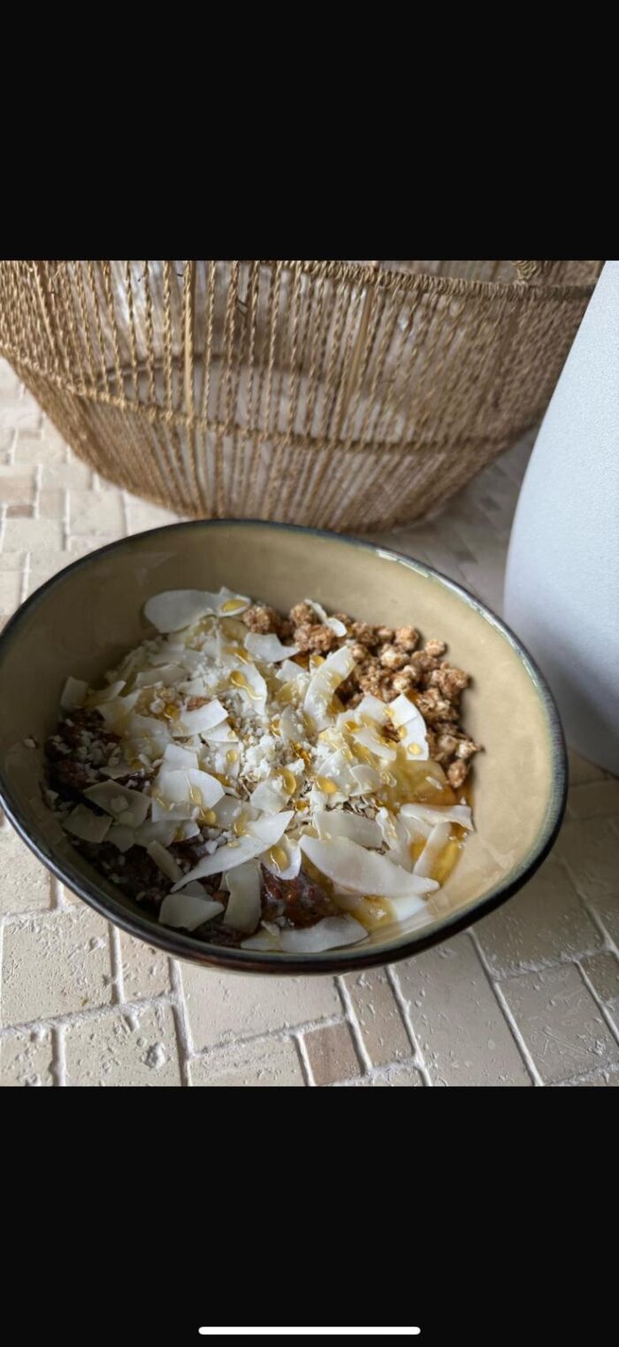 Frühstücksbowl mit Kokosraspeln, Granola und Früchten im Nika Café Dortmund