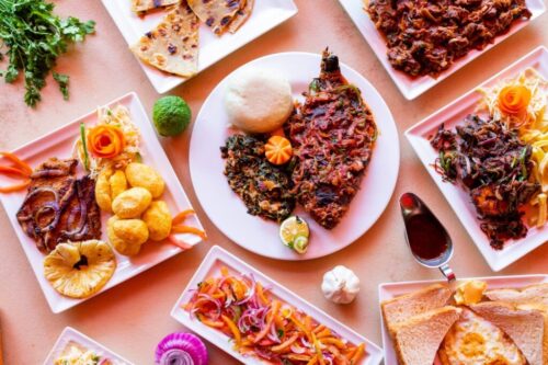 Bunte indische Grillplatte mit Fleisch, Saucen, Brot und Gemüse im Restaurant Haweli Berlin
