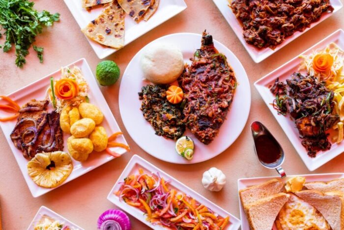 Bunte indische Grillplatte mit Fleisch, Saucen, Brot und Gemüse im Restaurant Haweli Berlin