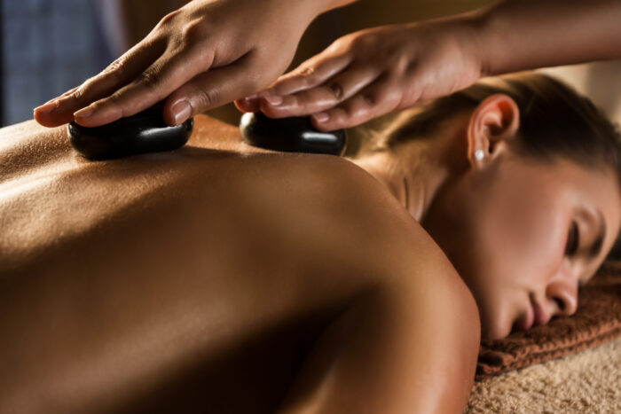 Hot Stone- oder warme Sandliege Massage – Bild 2