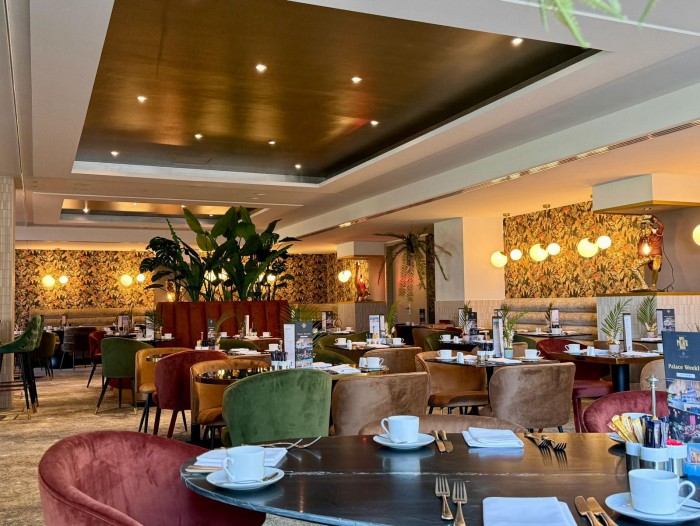 Moderner und gemütlicher Frühstücksbereich mit stilvoller Einrichtung im Hotel Palace Berlin