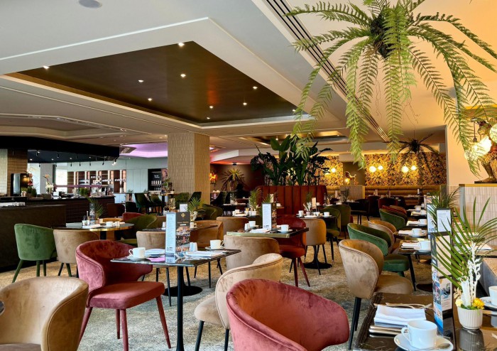 Elegantes Frühstücksambiente mit stilvoller Einrichtung im Hotel Palace Berlin