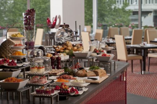 Großzügiges Frühstücksbuffet mit frischen Backwaren, Aufschnitt, Obst und Süßspeisen im Hotel Palace Berlin