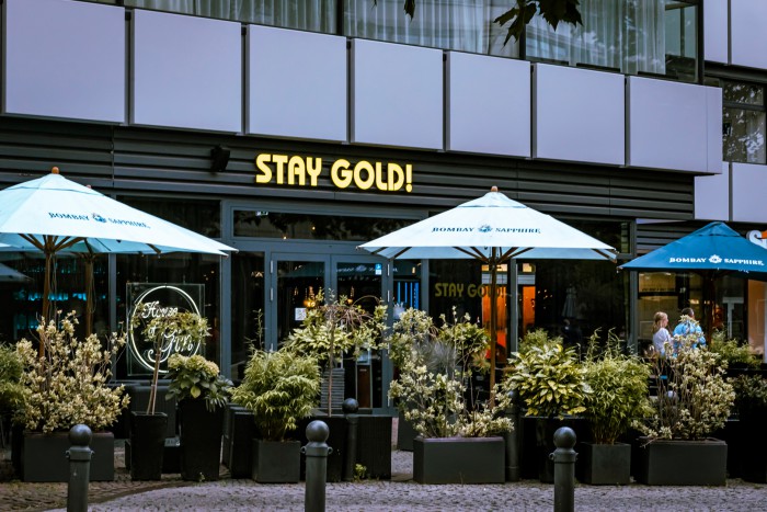 Außenansicht der House of Gin Bar mit Schirmen und Pflanzen am Hotel Palace Berlin