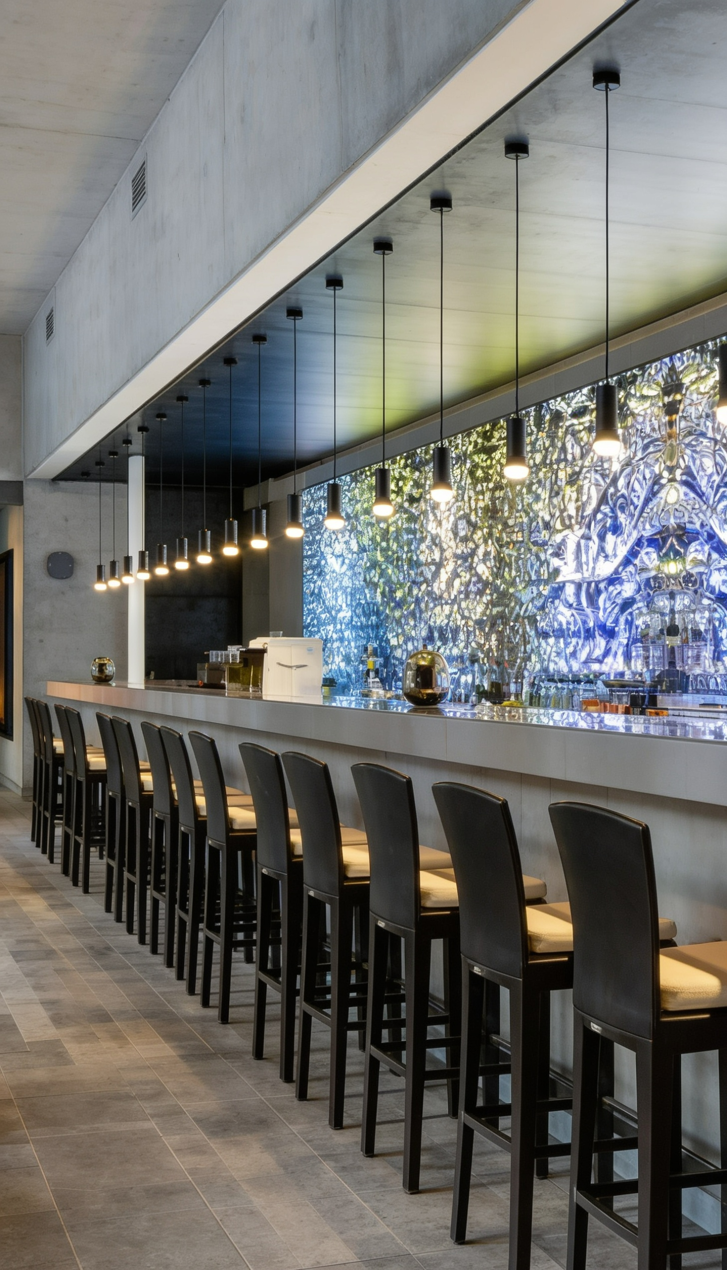 Barbereich im Liquidrom Berlin – stilvolle Spa Bar mit modernen Sitzplätzen, hochwertigem Design und entspannter Lounge Atmosphäre
