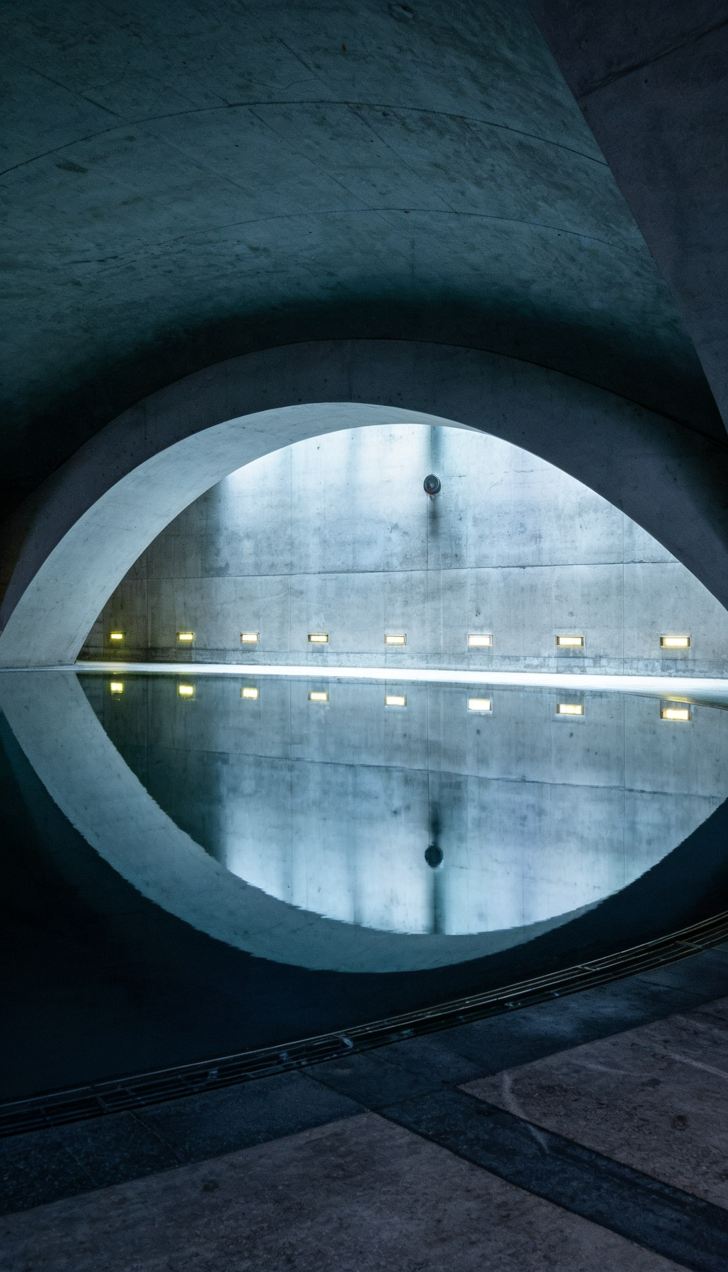 Thermalbecken im Liquidrom Berlin – ruhiges Wasserbecken unter der markanten Kuppel für Floating, Tiefenentspannung und außergewöhnliche Wellnessmomente