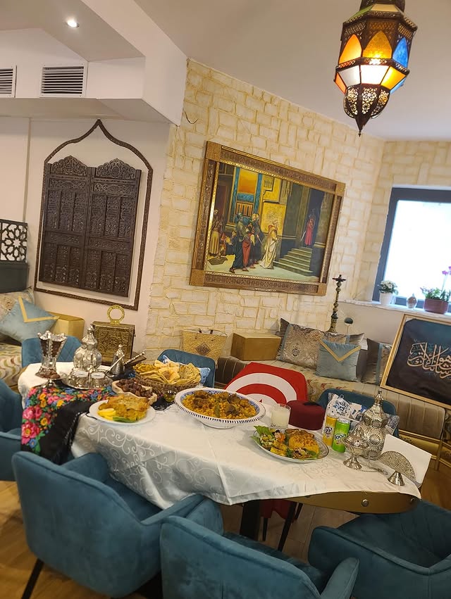 Liebevoll gedeckter Tisch mit tunesischem All-you-can-eat-Angebot im orientalischen Ambiente von Mama’s Küche Essen
