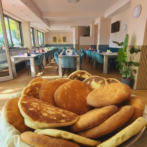 Frisch gebackenes tunesisches Brot im Restaurant Mama’s Küche in Essen vor stilvollem Innenraum