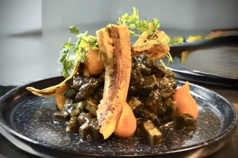 Kreativ angerichtetes Ceviche mit Süßkartoffel, Bananen-Chips und Koriander bei Mkhunaa Berlin