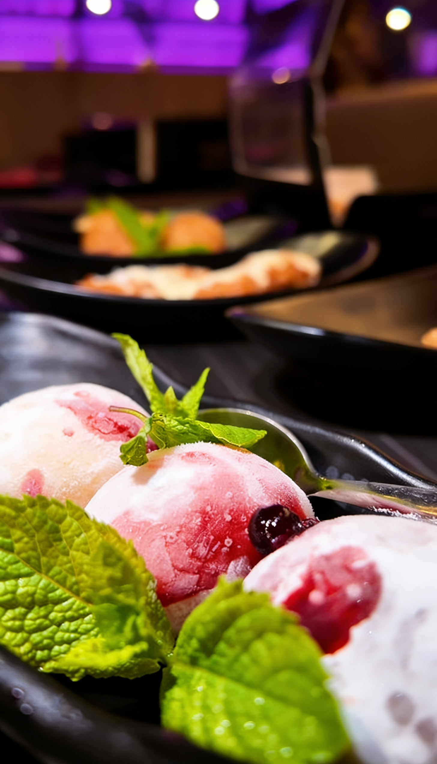 Mochi Eis bei Mu-Kii Wuppertal – japanisches Dessert mit weicher Reishülle, Eiscremefüllung und fruchtiger Garnitur