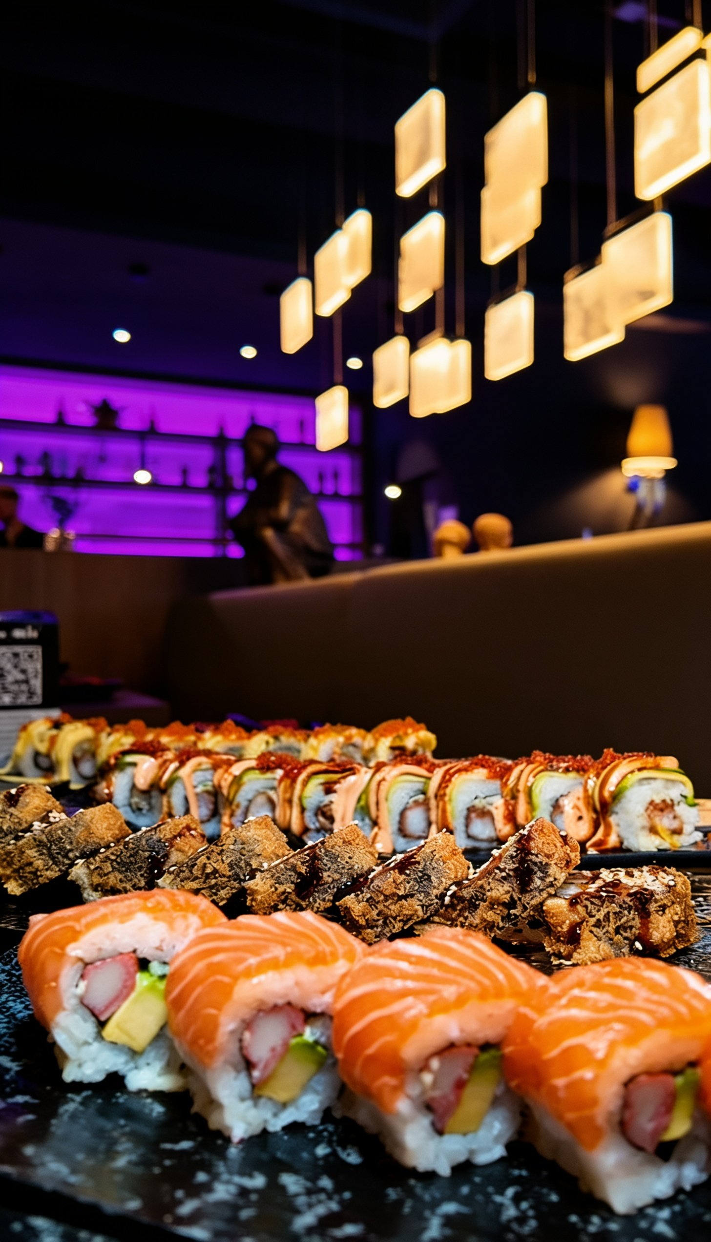 Große Sushi Platte bei Mu-Kii Wuppertal – Auswahl an Special Rolls mit Lachs, Avocado, Toppings und asiatischen Spezialitäten im Pan Asian All You Can Eat Restaurant