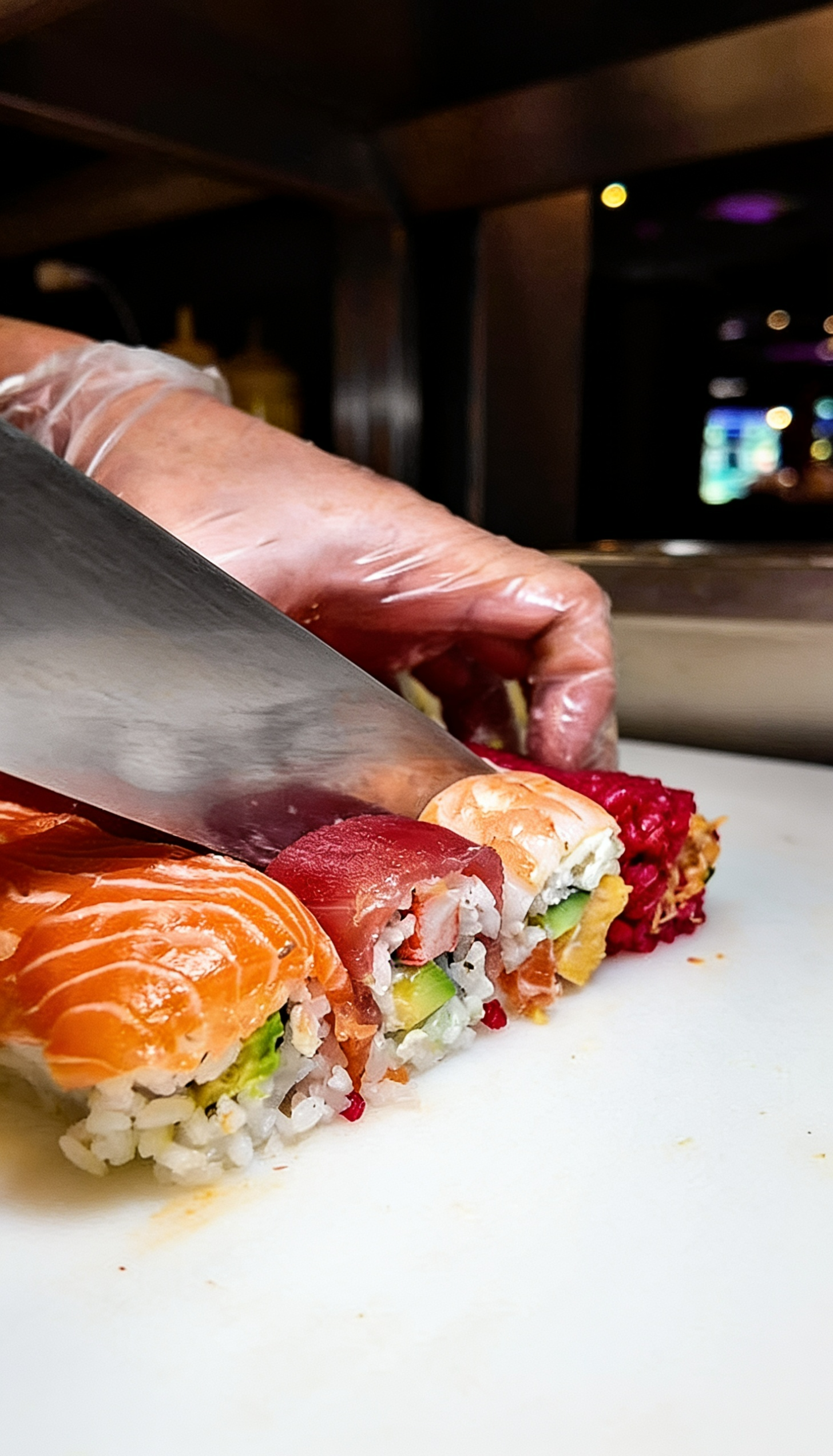 Frische Sushi Zubereitung bei Mu-Kii Wuppertal – Sushi Rolls werden von Hand geschnitten und mit Lachs, Thunfisch und weiteren Zutaten frisch angerichtet