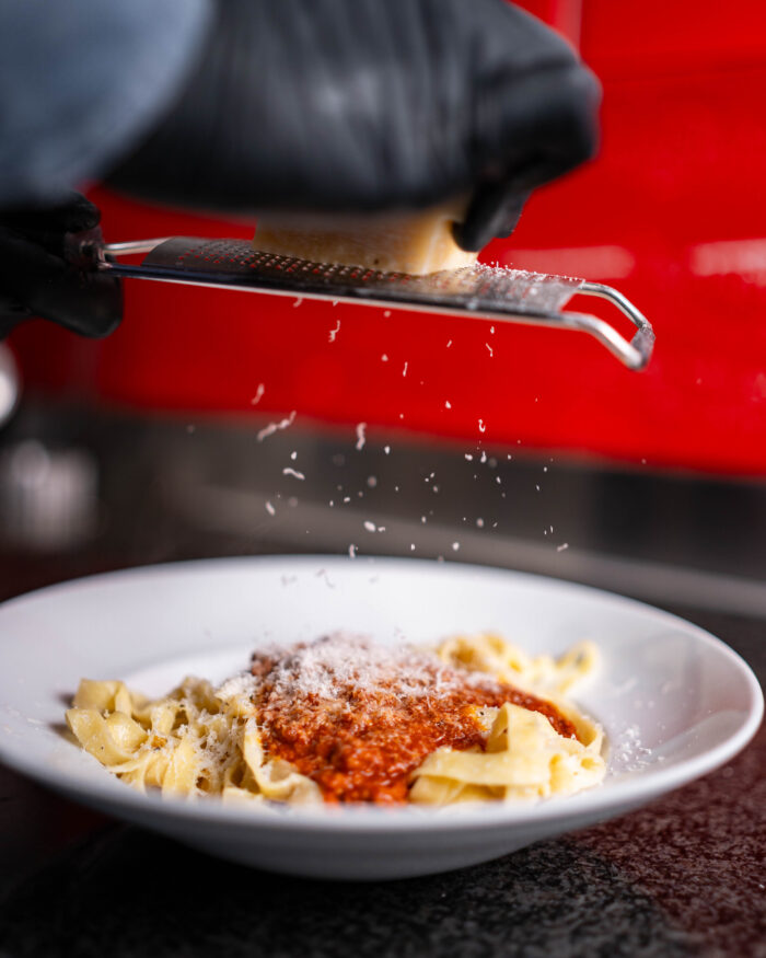 Pasta im Käselaib & Getränk für 2 Personen – Bild 4