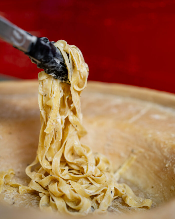 Pasta im Käselaib & Getränk für 2 Personen – Bild 3