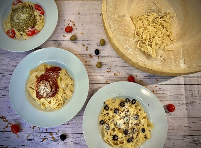 Pasta im Käselaib & Getränk für 2 Personen – Bild 6