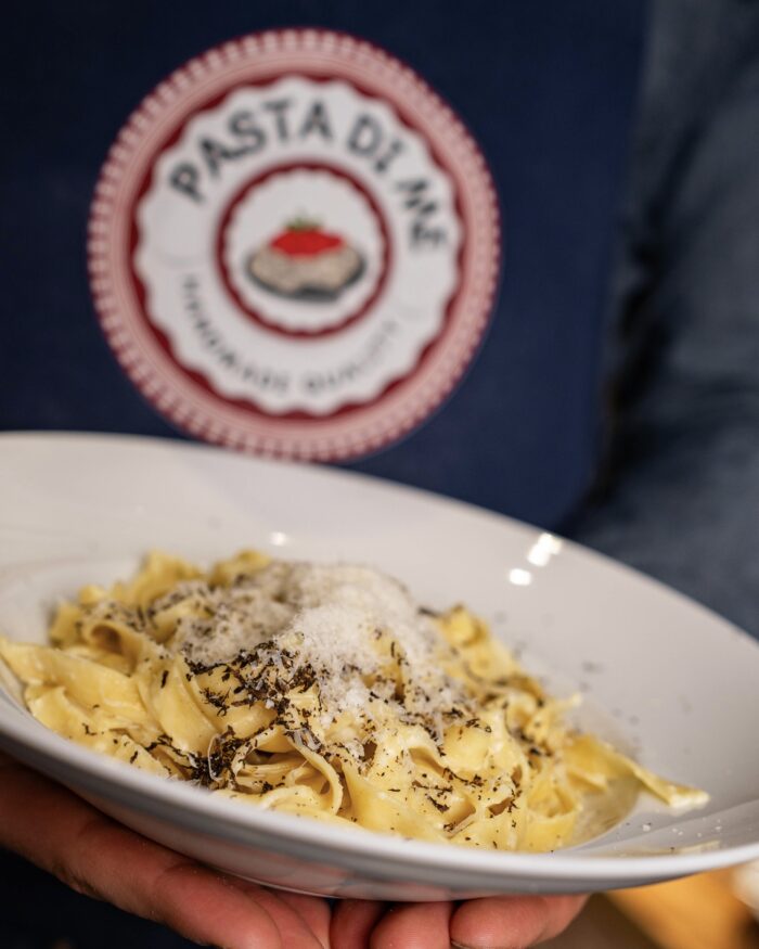 Pasta im Käselaib & Getränk für 2 Personen – Bild 5