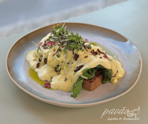 Egg Benedict und Heißgetränk – Bild 3
