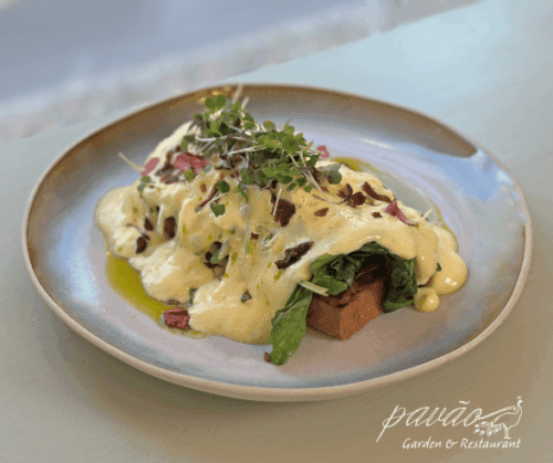 Egg Benedict und Heißgetränk