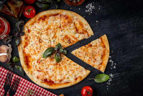 Frisch gebackene Margherita-Pizza mit Basilikum bei Pizzaria Daily To Go in Düsseldorf