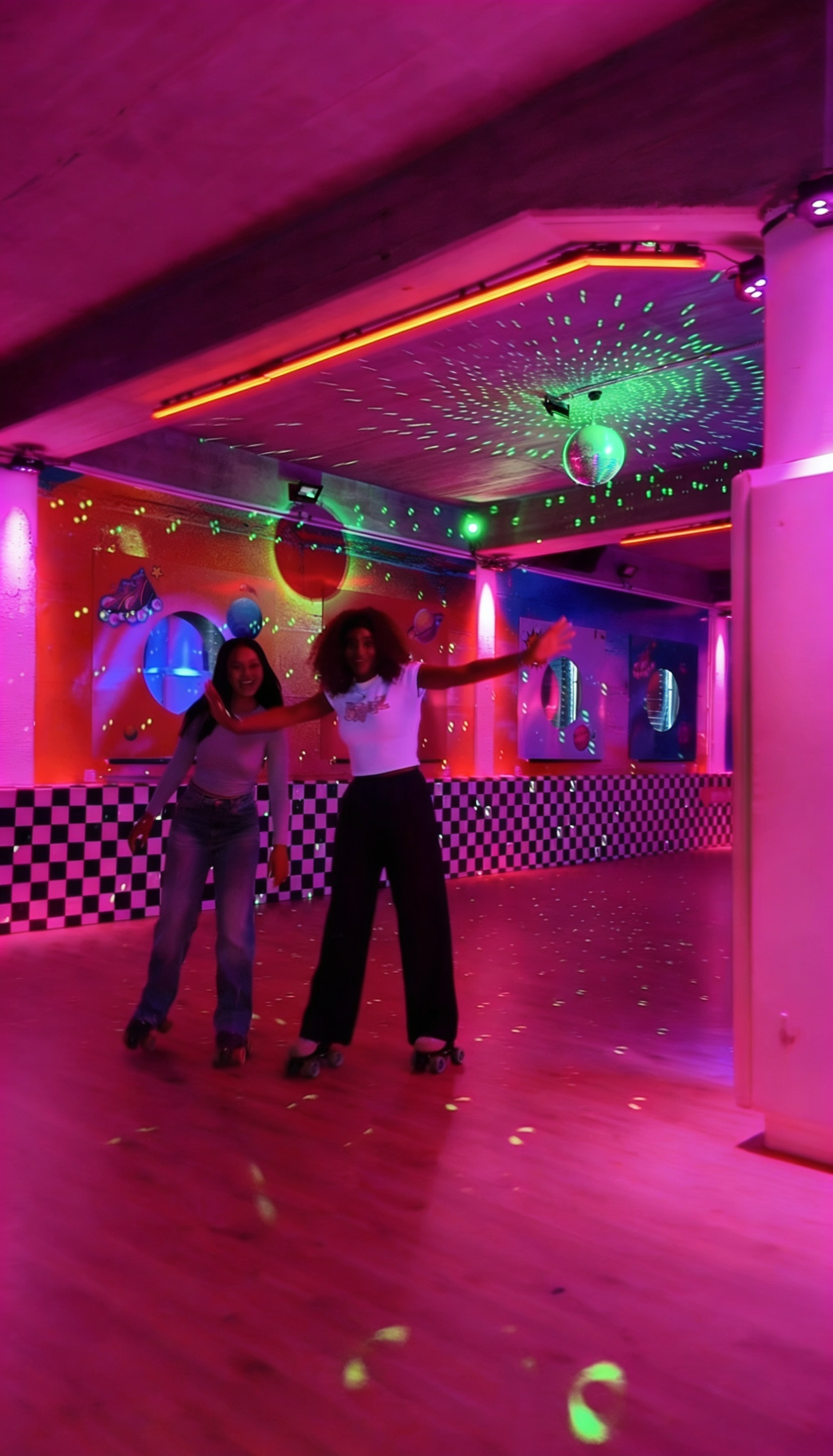 Zwei Personen beim Roller Skating im Rollers Club Köln – gemeinsamer Rollschuhspaß mit Disco Ambiente, Neonlicht und Musikstimmung