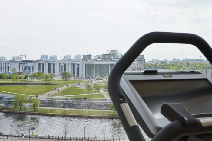 Blick aus dem Fitnessbereich der Sky Spa & Fitnesslounge Berlin auf das Regierungsviertel