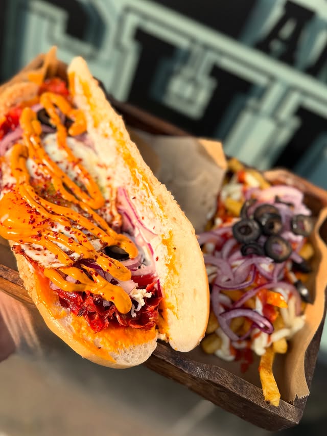 Zwei belegte Sucuk-Döner mit frischem Gemüse, Zwiebeln und würziger Sauce bei SUCUK and CHILL