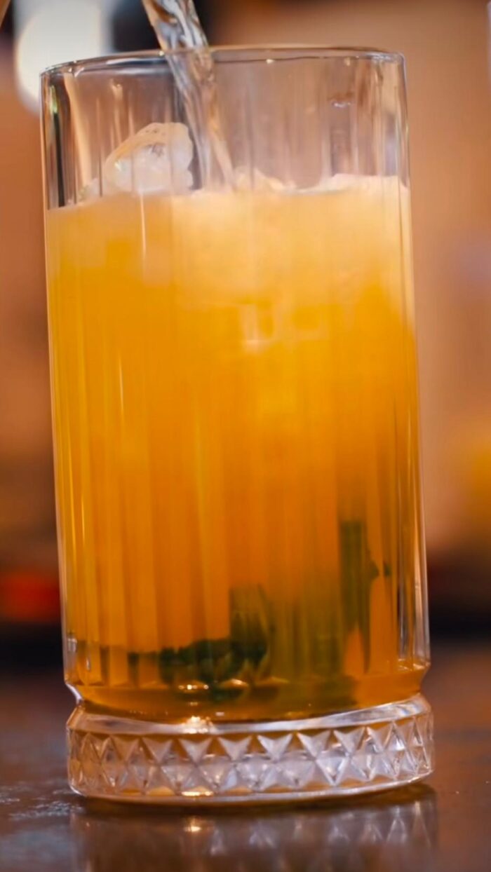 Erfrischender Sommer-Cocktail mit Minze und Eiswürfeln im hohen Glas bei Vakis Duisburg