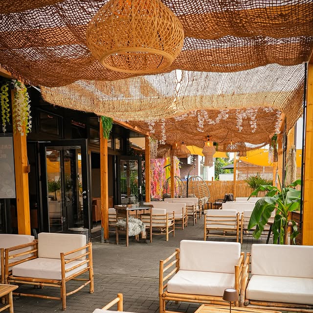 Großzügiger Outdoor-Bereich mit Boho-Deko und gemütlichen Sitzplätzen bei Vakis Duisburg