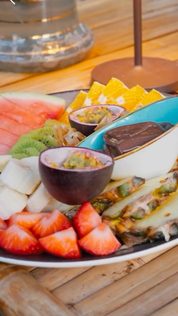 Bunte Obstplatte mit frischen Früchten und Schokocreme bei Vakis Duisburg – sommerlich und frisch serviert