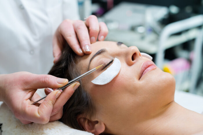 Augenbrauen- und Wimpernfärbung – Bild 2