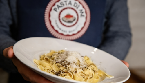 Handmade Pasta im Käselaib & Getränk für 2 Personen