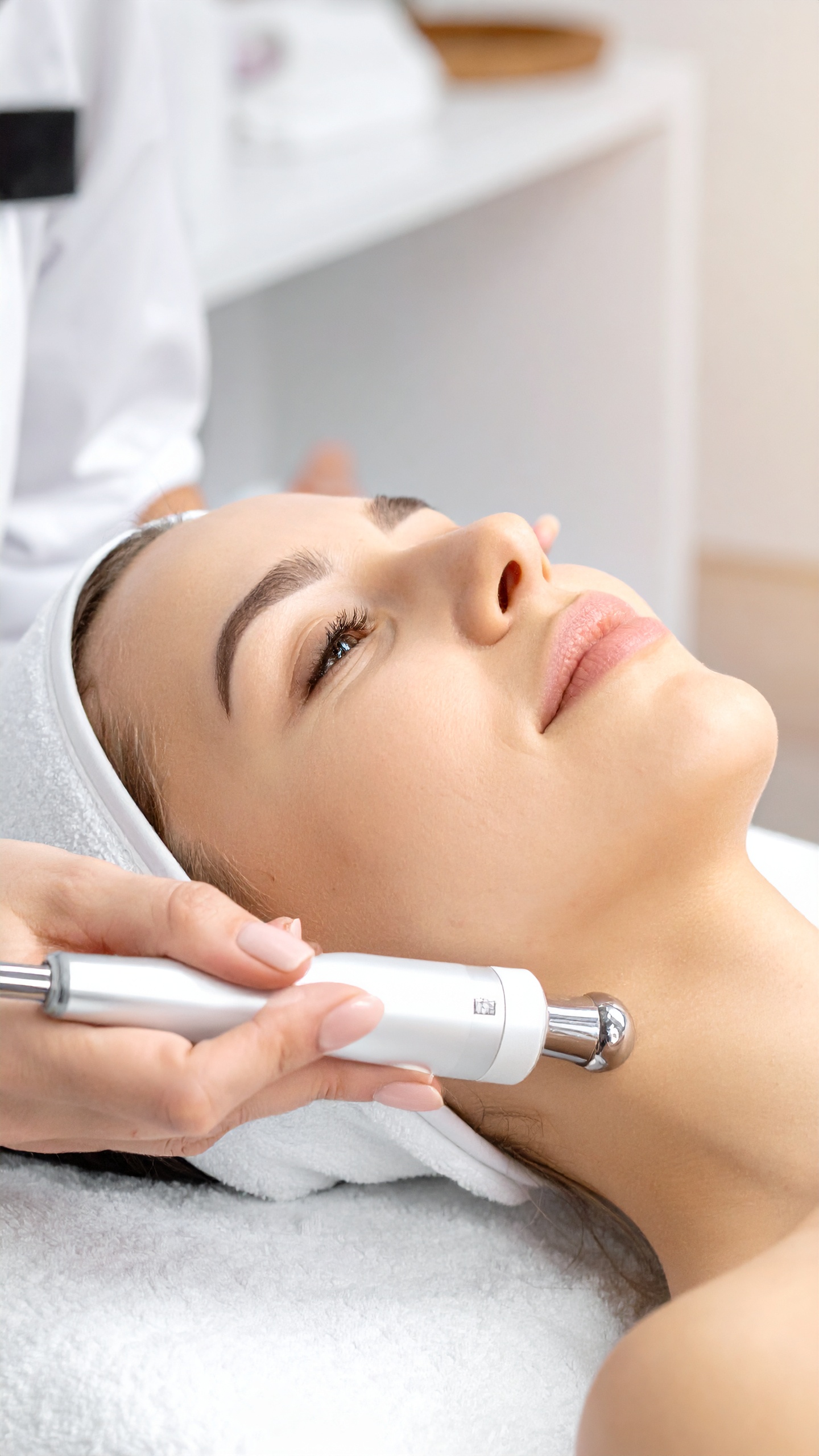 Gesichtsbehandlung oder Diamant Microdermabrasion – Bild 3