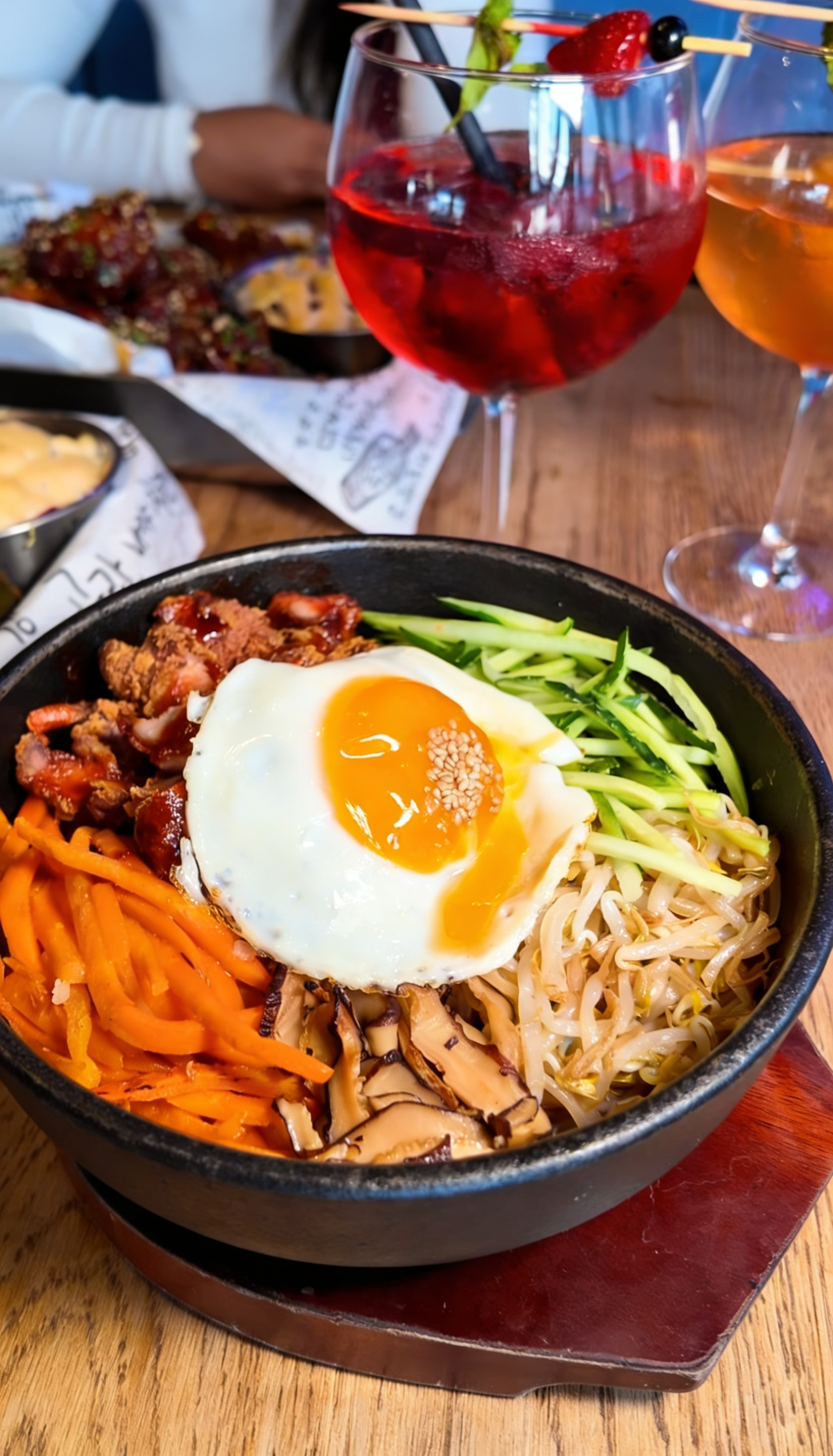 Bibimbap bei der Sojubar Düsseldorf – koreanische Reisschüssel mit Spiegelei, Gemüse, Pilzen und mariniertem Fleisch
